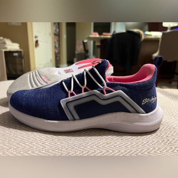 Women’s bowling shoes. Excellent condition, only worn once. Very comfortable. - Picture 4 of 6